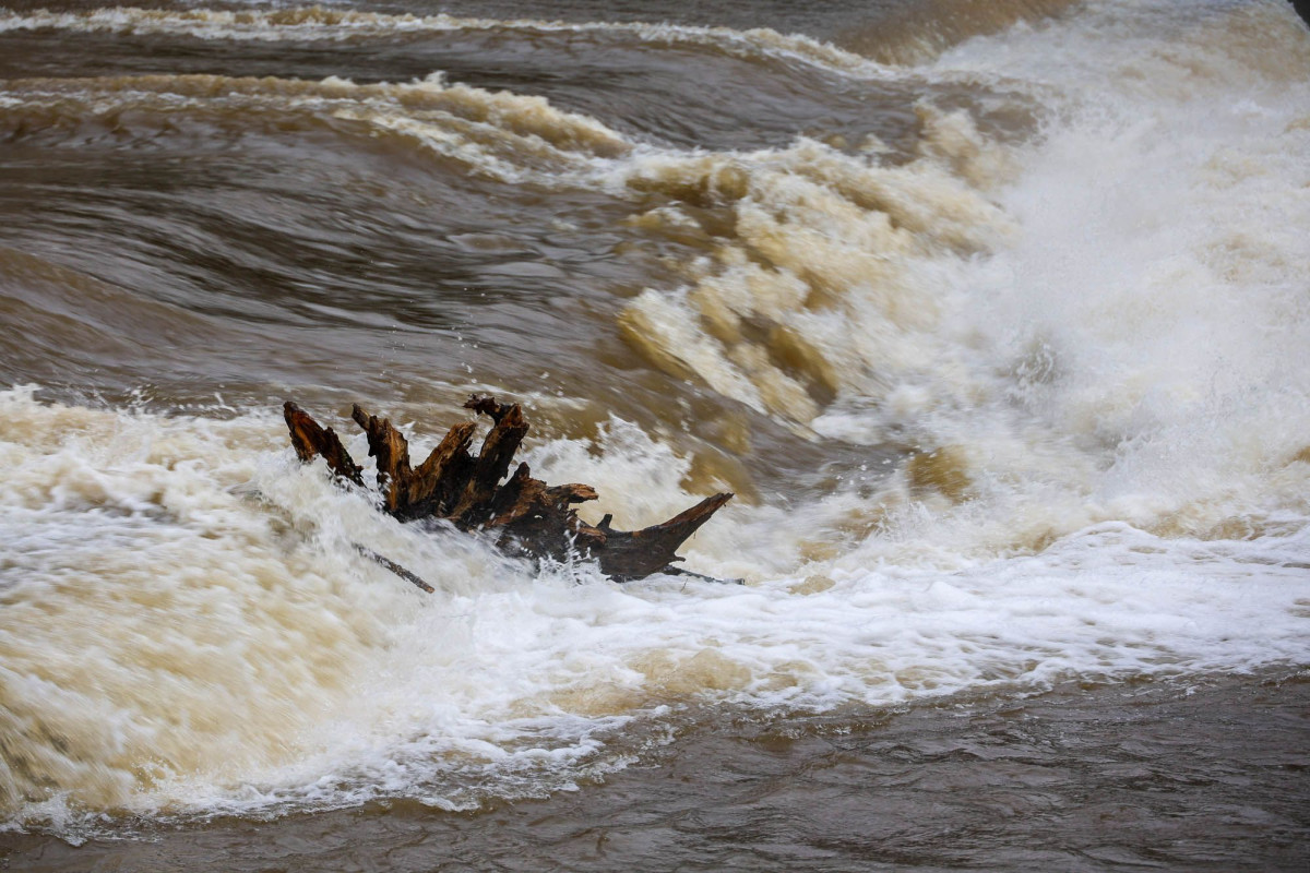 Wezbrana woda na rzece Bóbr w Bolesławcu