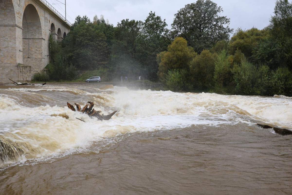 Wezbrana woda na rzece Bóbr w Bolesławcu