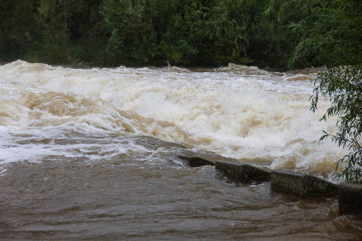 Wezbrana woda na rzece Bóbr w Bolesławcu