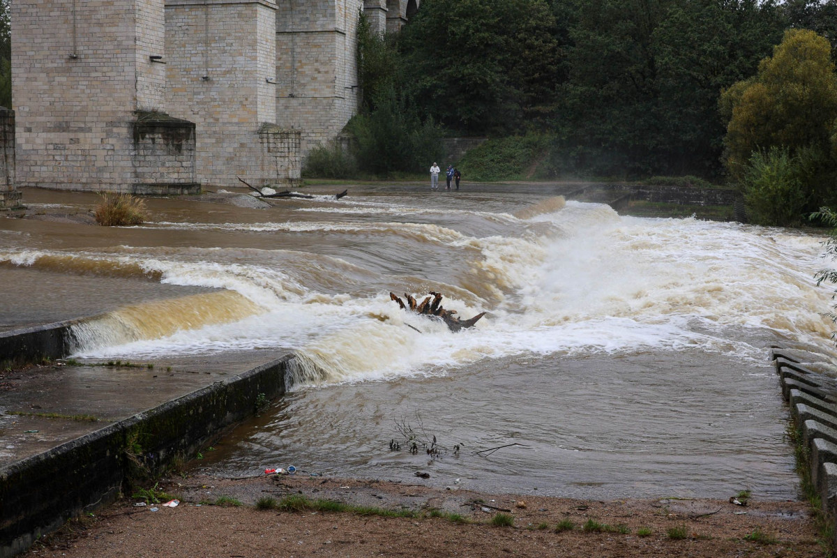 Wezbrana woda na rzece Bóbr w Bolesławcu