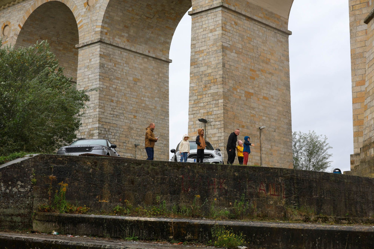 Wezbrana woda na rzece Bóbr w Bolesławcu