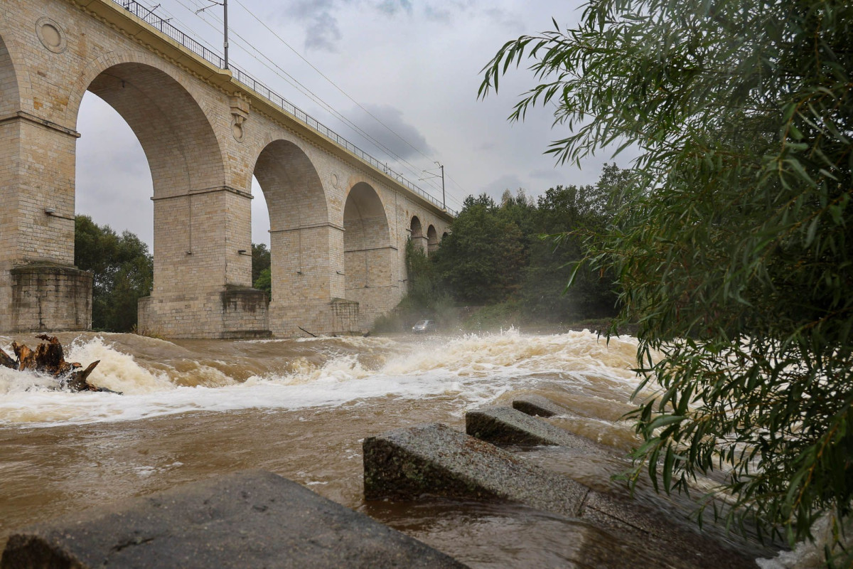 Wezbrana woda na rzece Bóbr w Bolesławcu