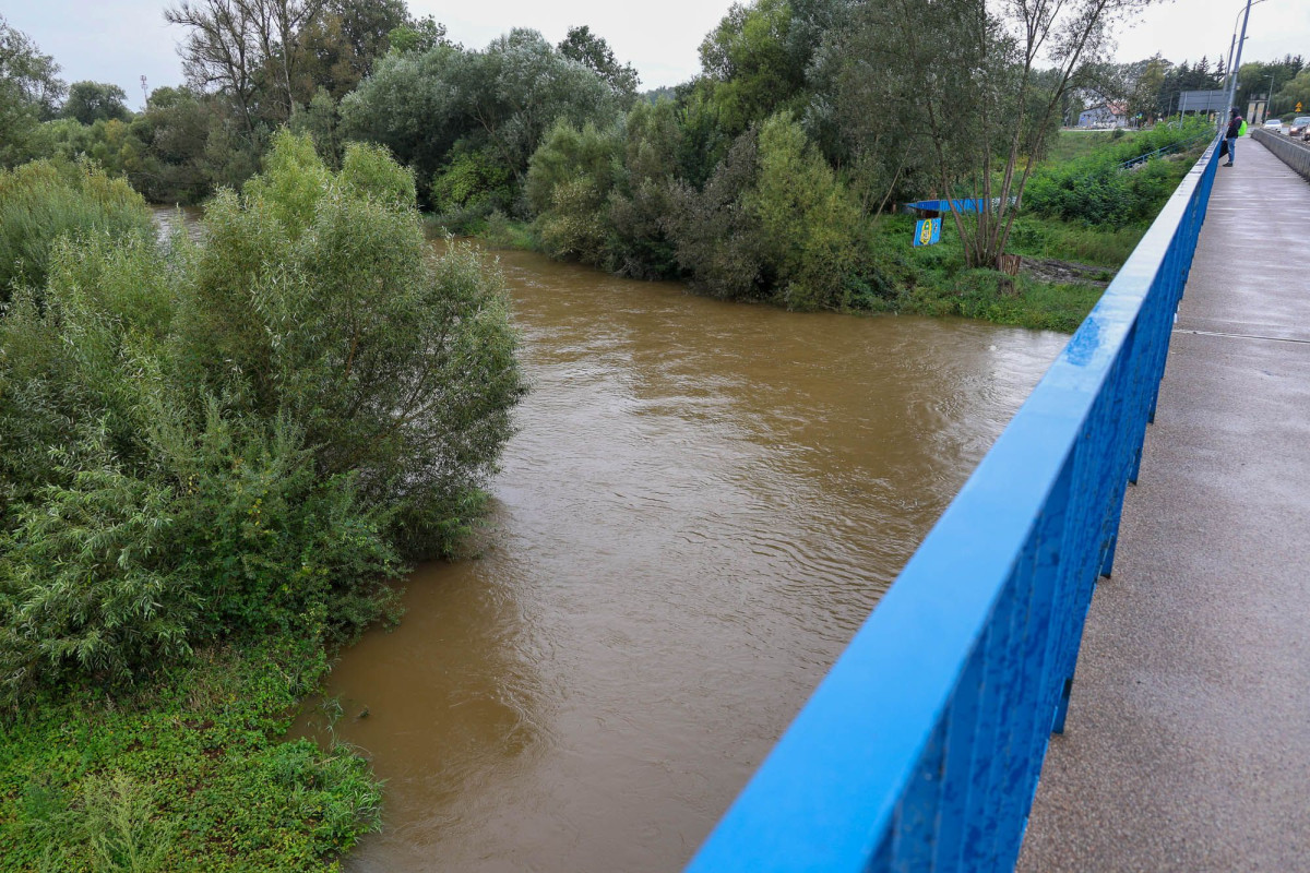 Wezbrana woda na rzece Bóbr w Bolesławcu