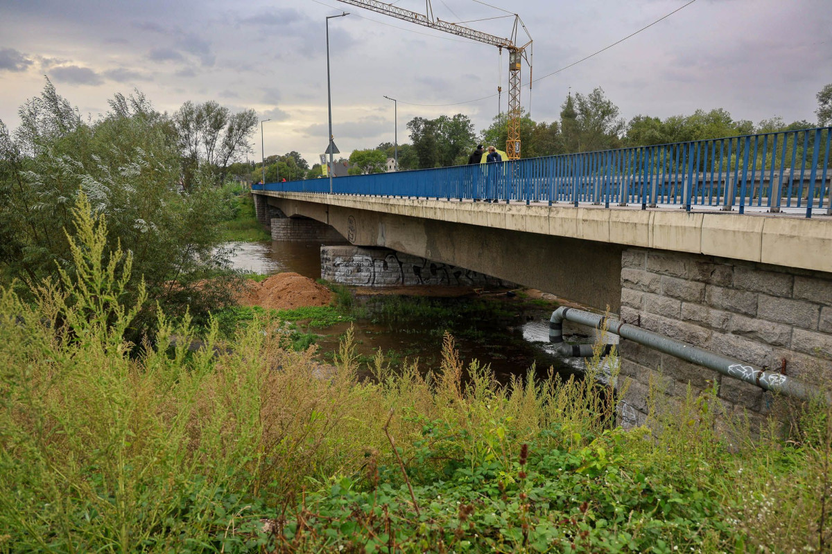 Wezbrana woda na rzece Bóbr w Bolesławcu