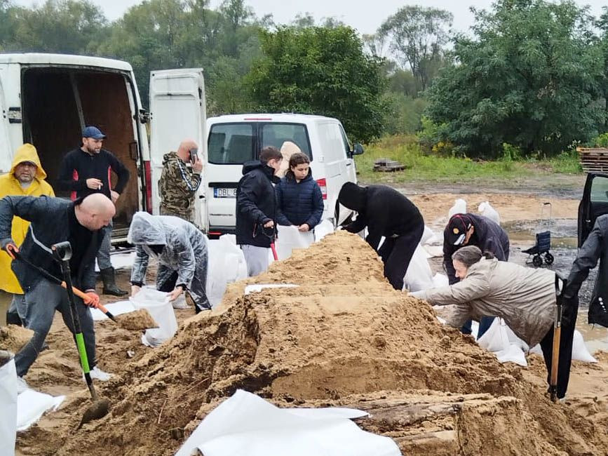 Budowa wałów z worków z piaskiem przy ulicy Kraszewskiego i Granicznej