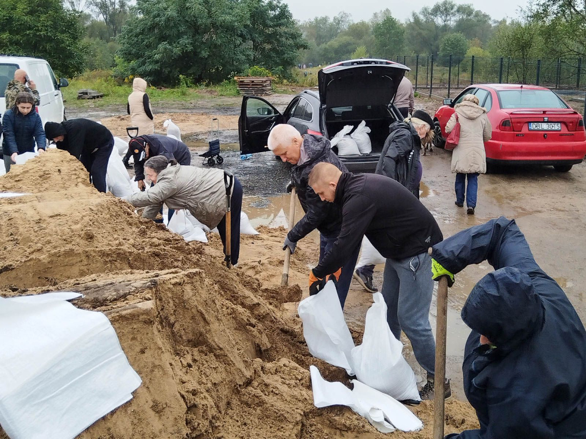Budowa wałów z worków z piaskiem przy ulicy Kraszewskiego i Granicznej