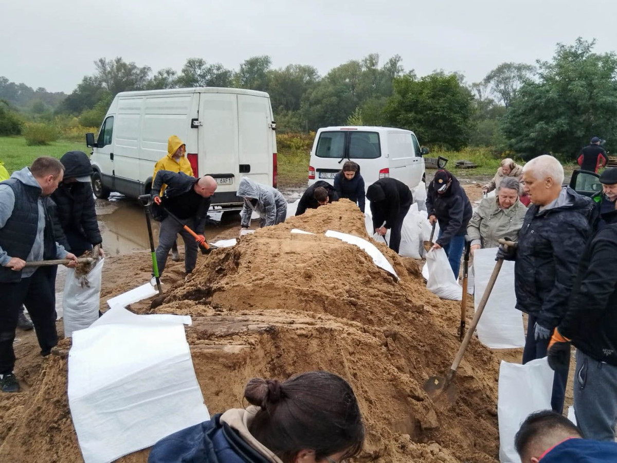 Budowa wałów z worków z piaskiem przy ulicy Kraszewskiego i Granicznej
