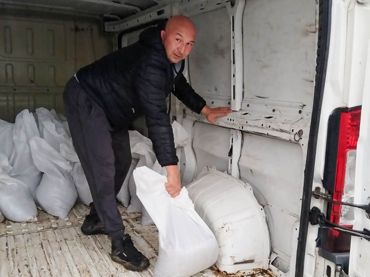 Budowa wałów z worków z piaskiem przy ulicy Kraszewskiego i Granicznej