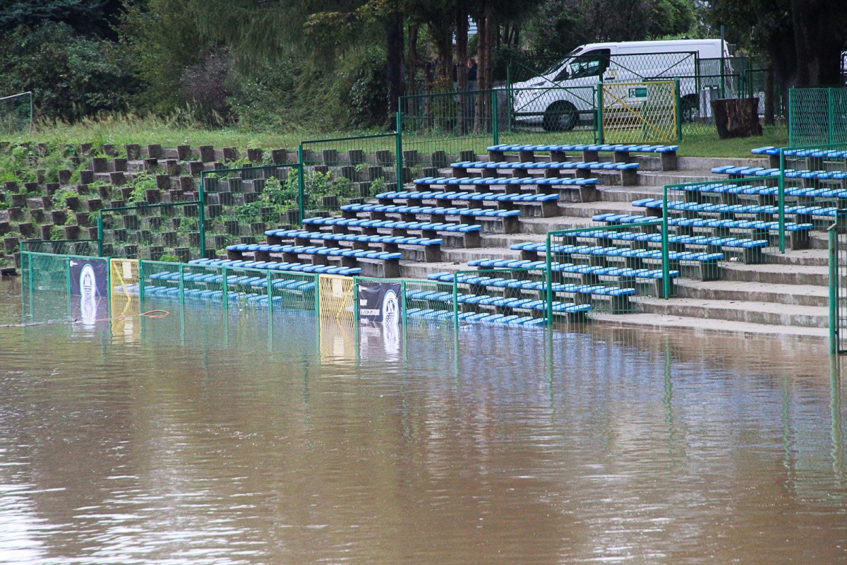 Zalany stadion przy Rajskiej