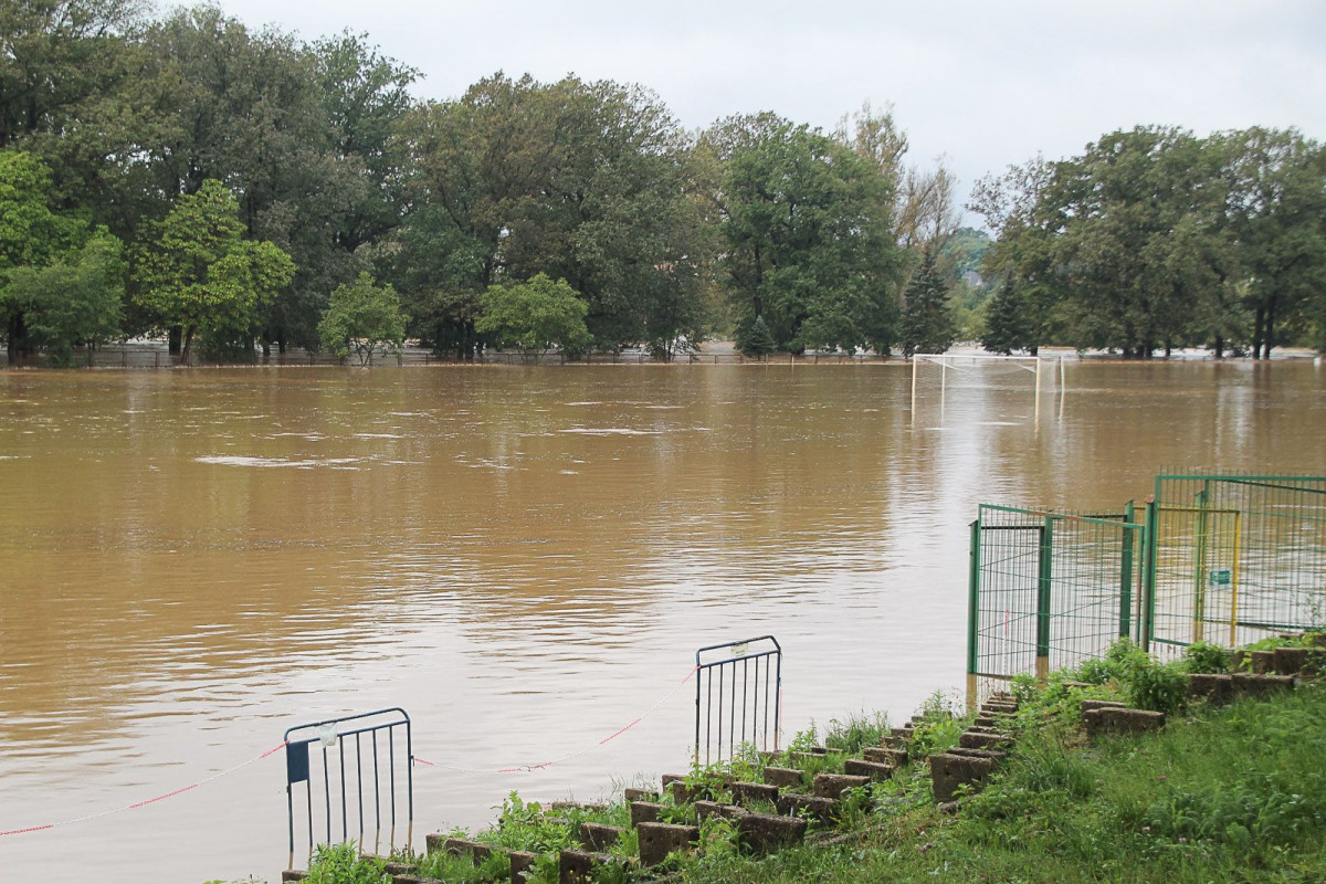 Zalany stadion przy Rajskiej