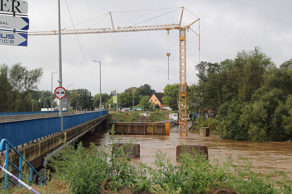 Zalane okolice wiaduktu i mostu przy Zgorzelekciej