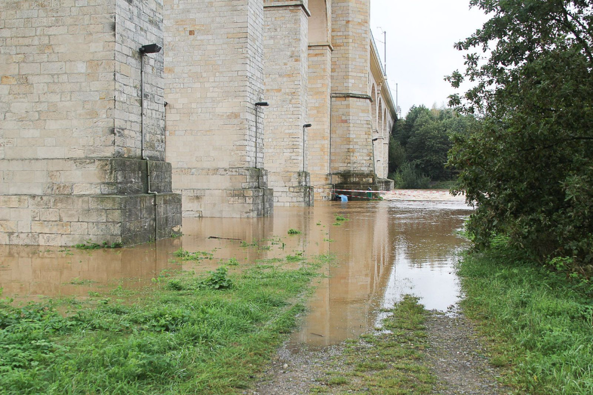 Zalane okolice wiaduktu i mostu przy Zgorzelekciej