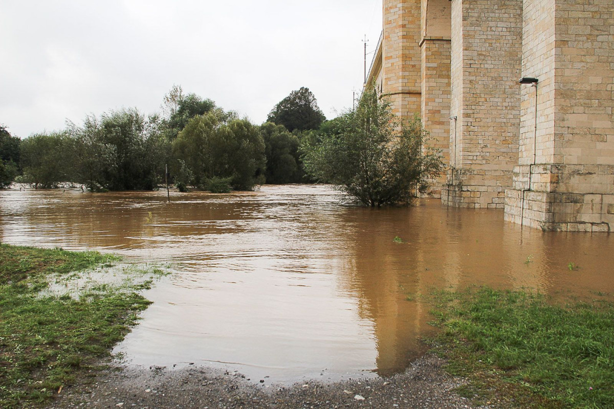 Zalane okolice wiaduktu i mostu przy Zgorzelekciej