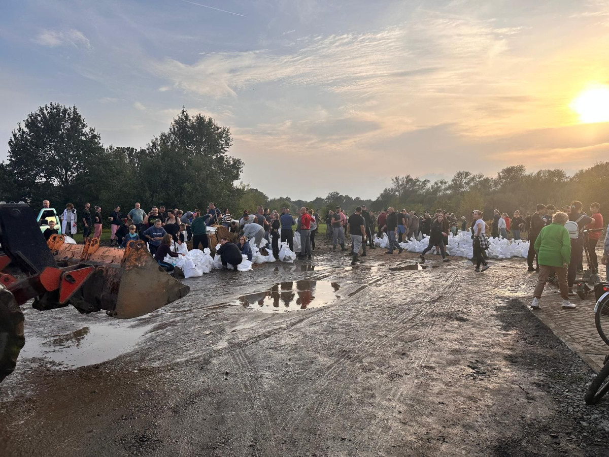 Ludzie pracujący przy ulicy Kraszewskiego