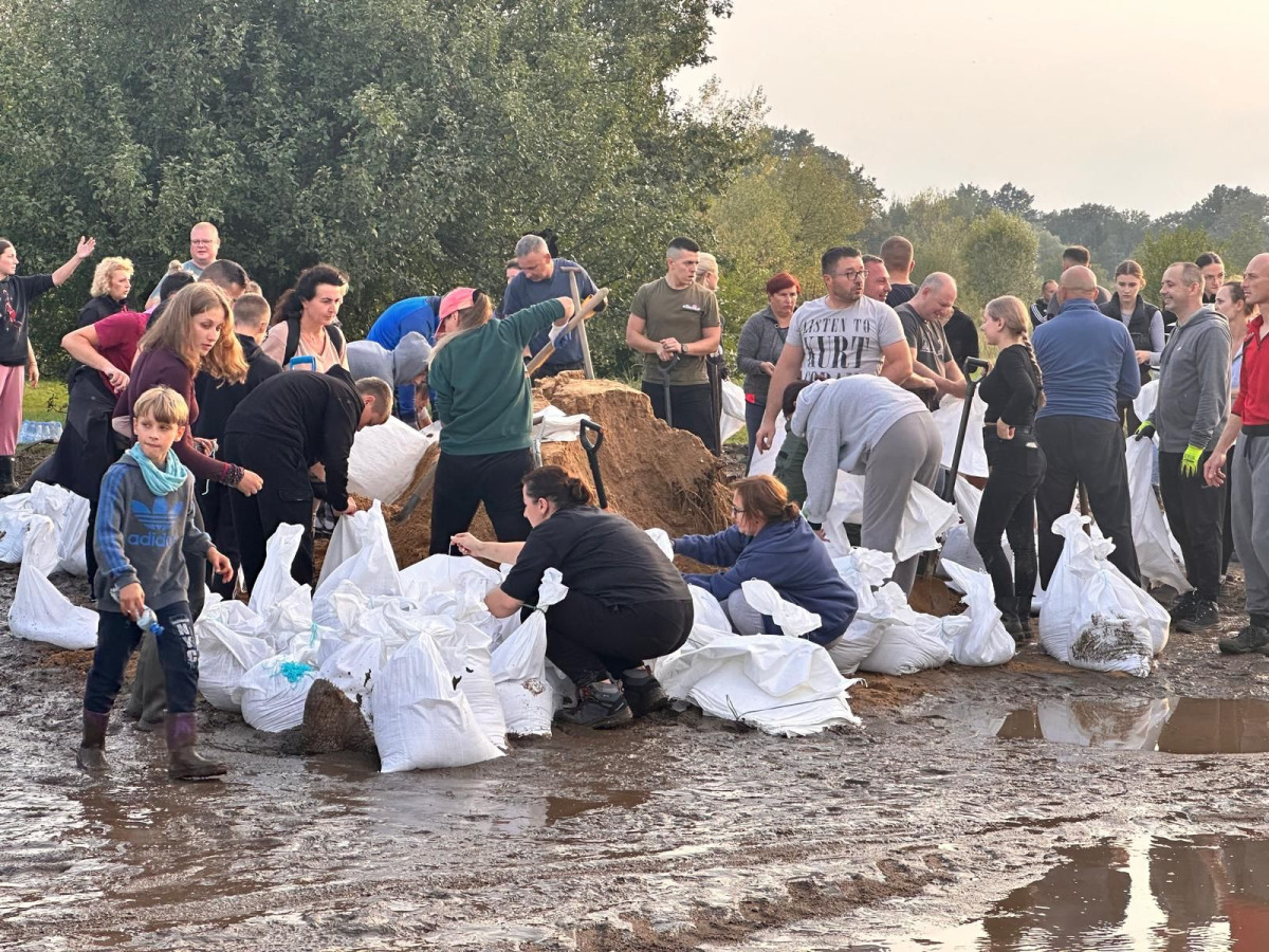 Ludzie pracujący przy ulicy Kraszewskiego