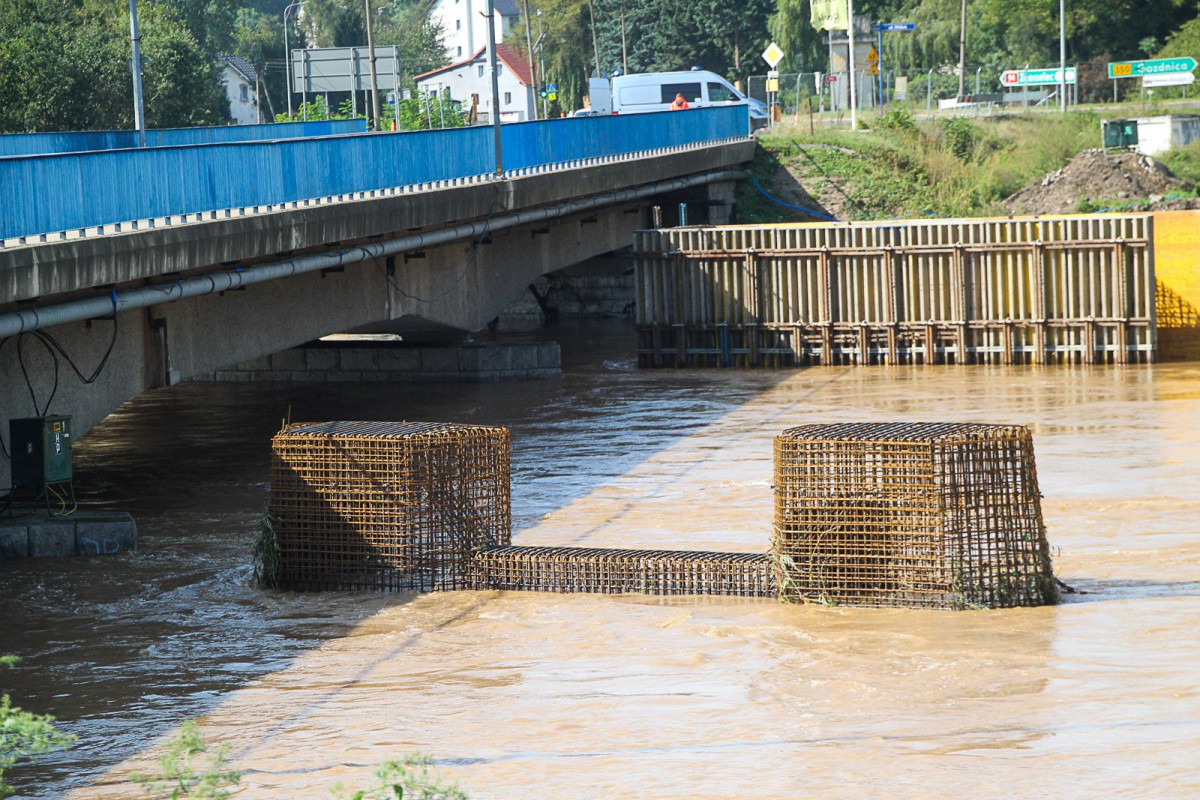 Woda powoli opada i odsłania to, co zniszczyła