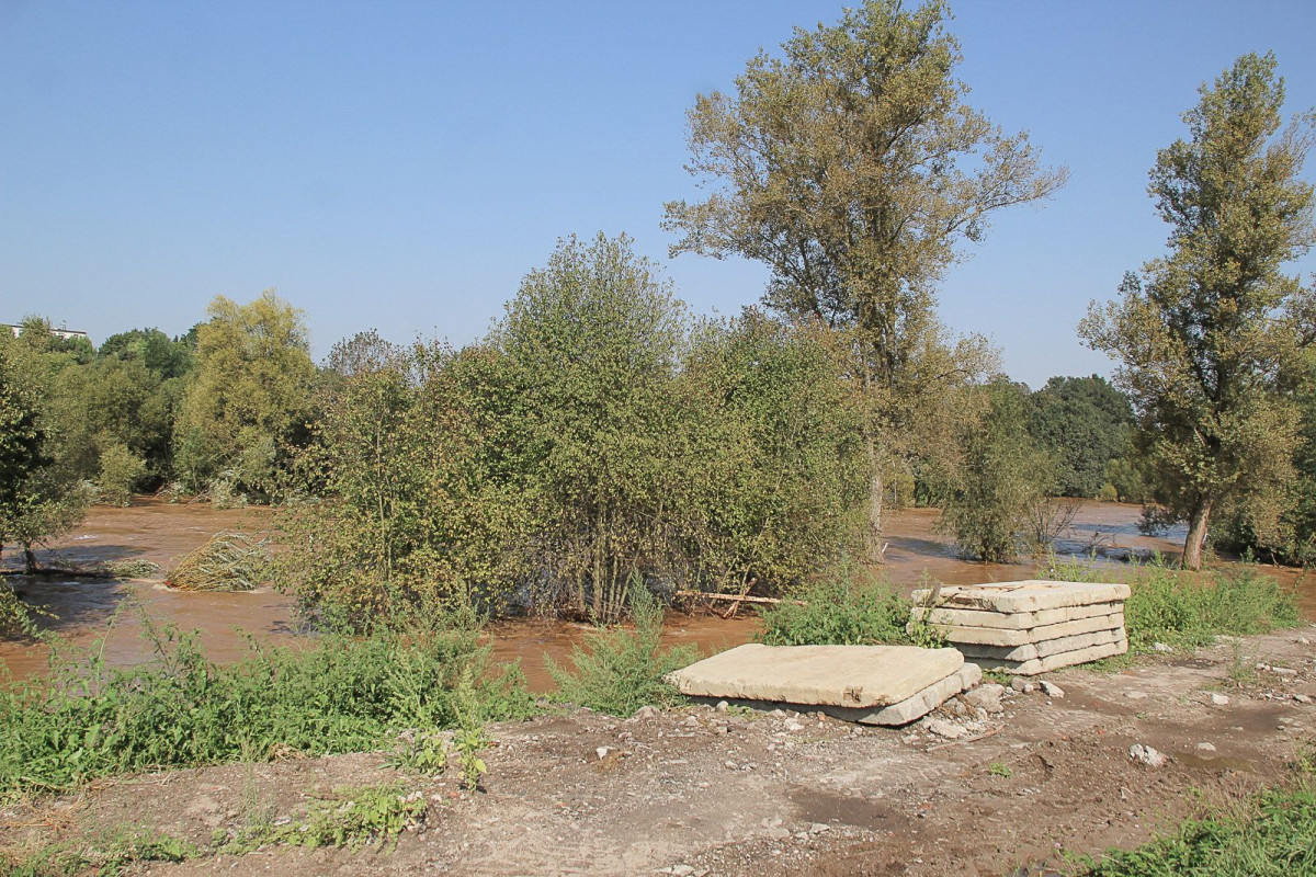 Woda powoli opada i odsłania to, co zniszczyła