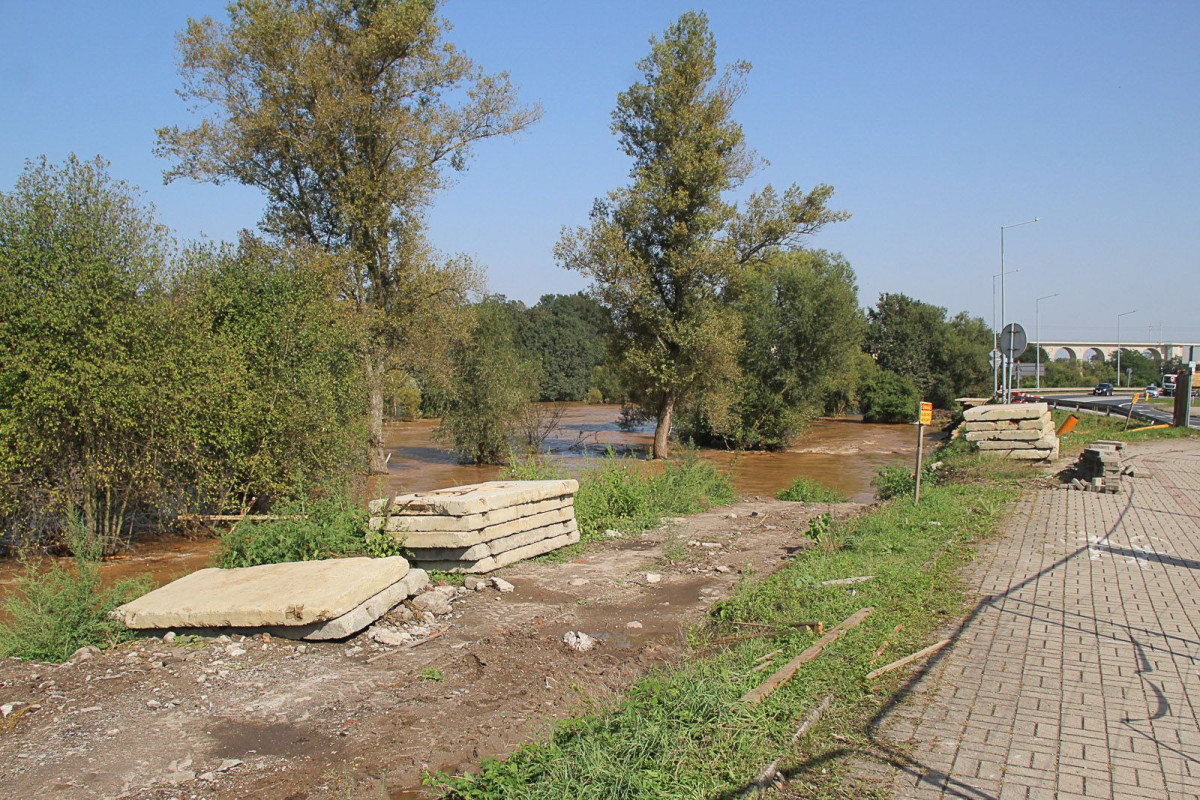 Woda powoli opada i odsłania to, co zniszczyła