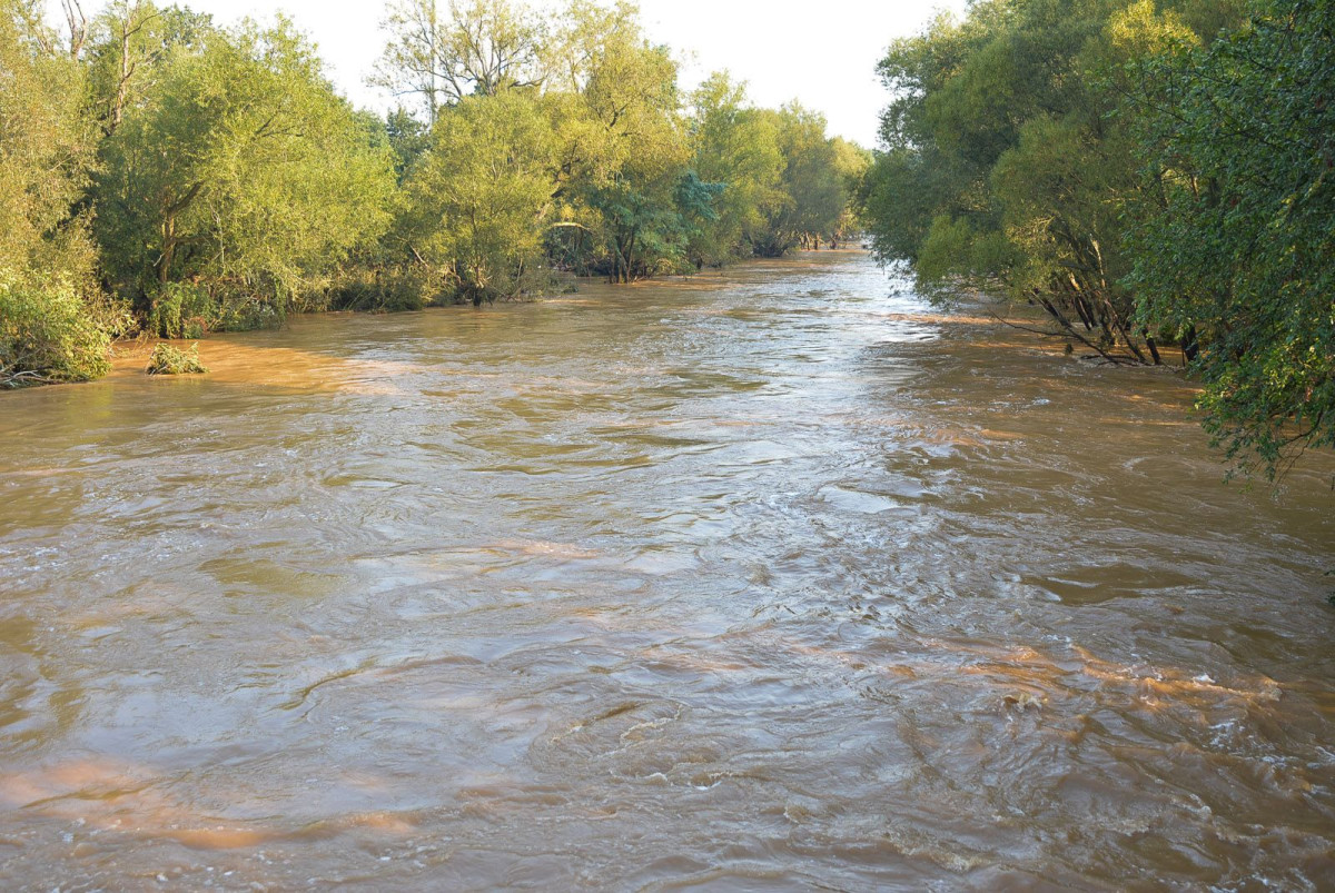 Poziom wody w Bobrze (zdjęcia wykonane około godziny 9.00)