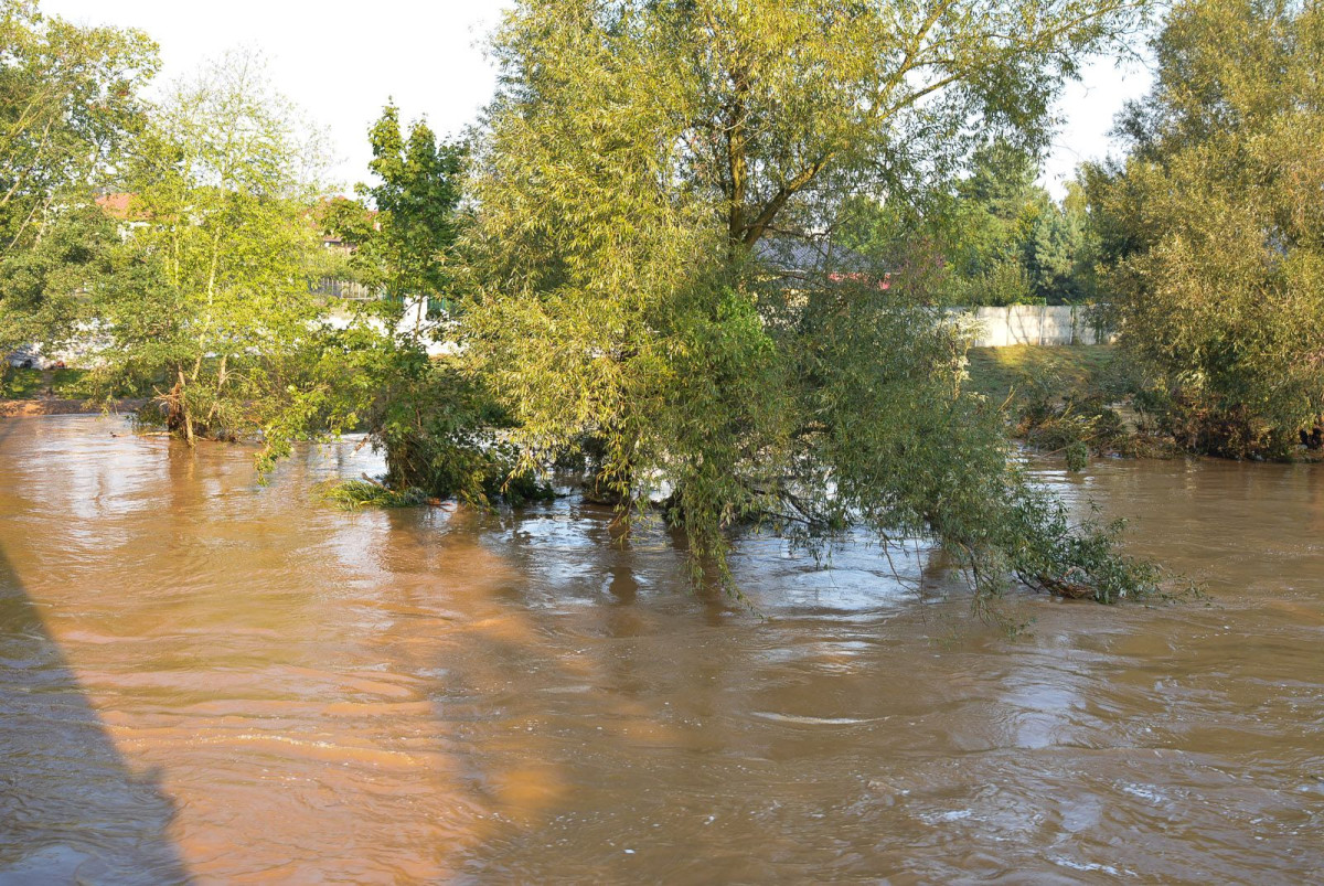 Poziom wody w Bobrze (zdjęcia wykonane około godziny 9.00)