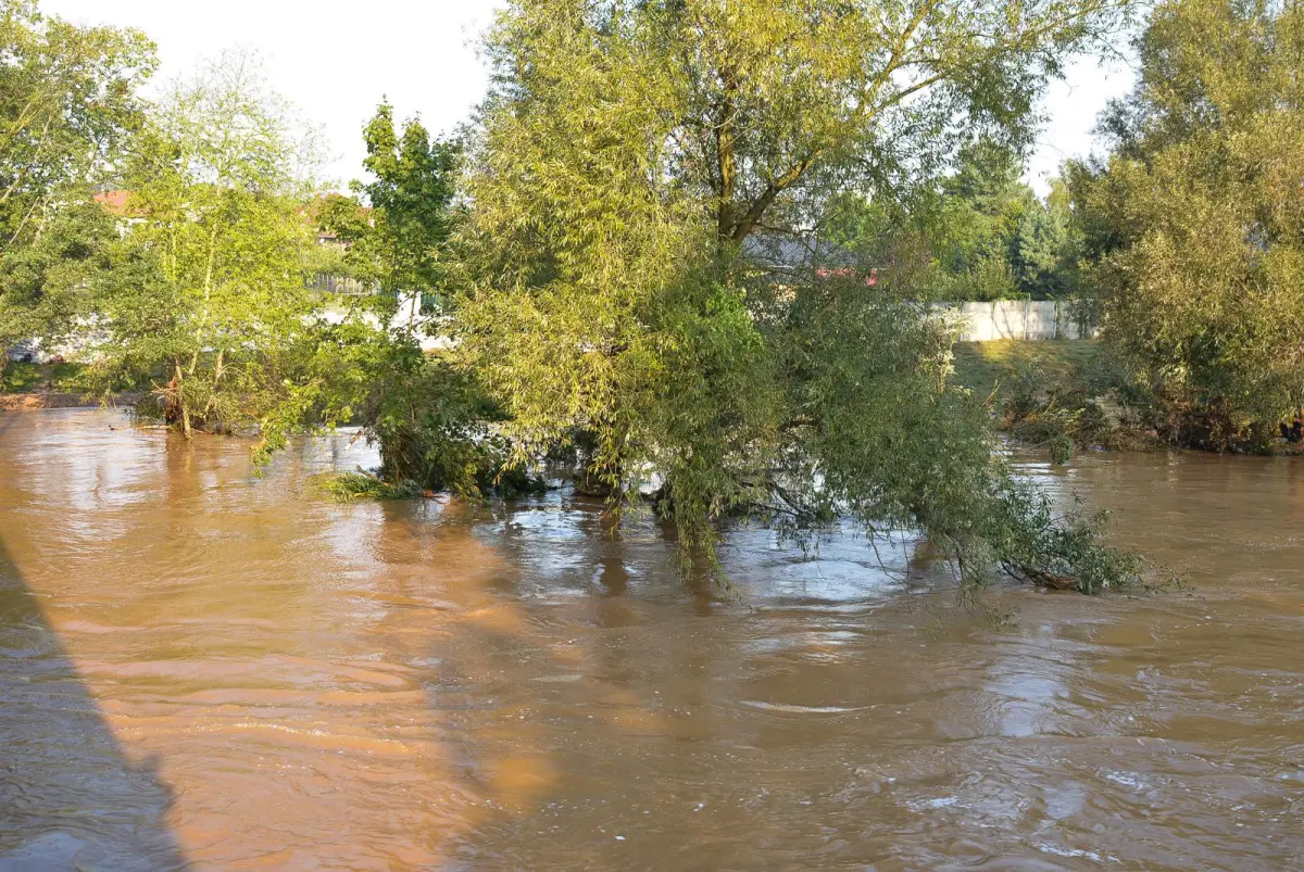Poziom wody w Bobrze (zdjęcia wykonane około godziny 9.00)