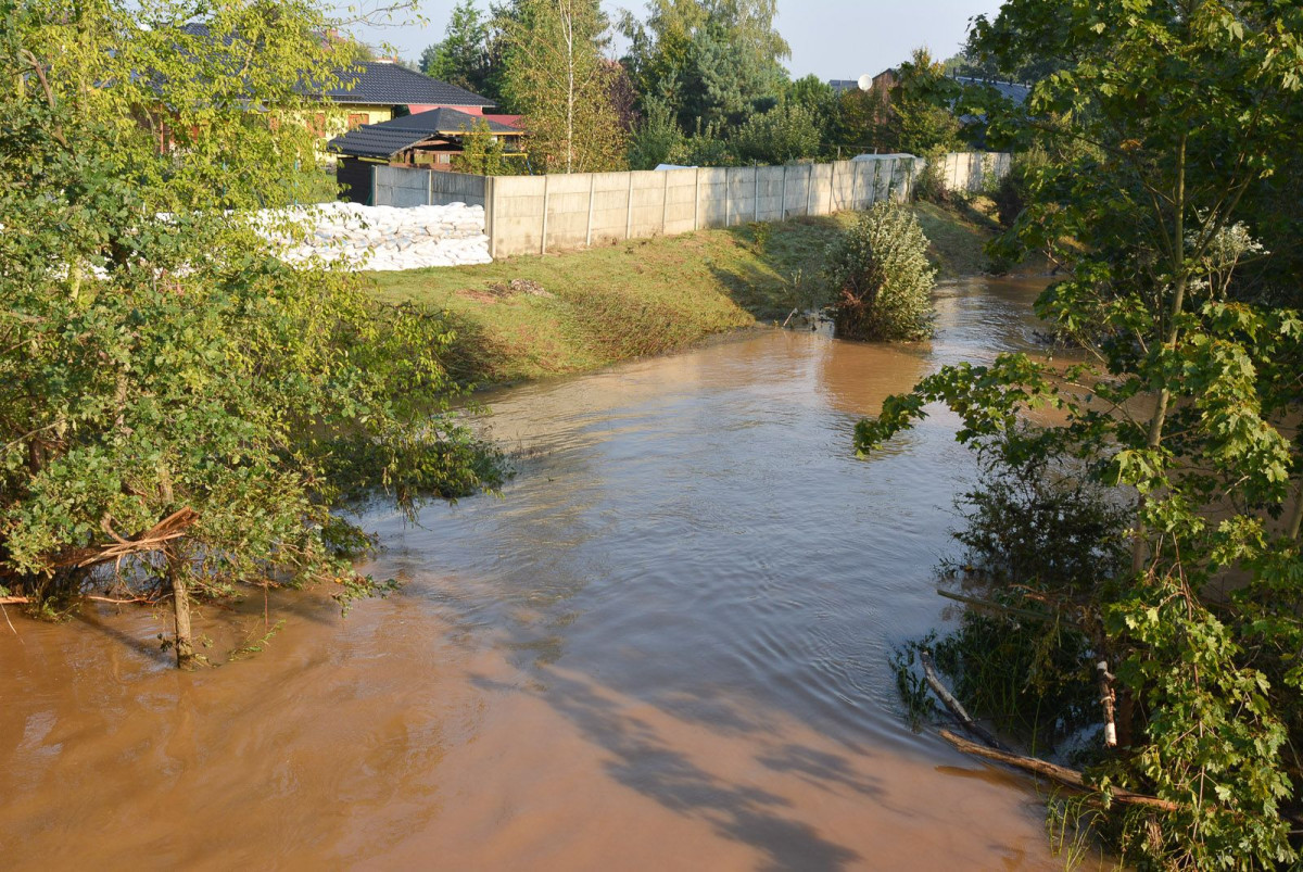 Poziom wody w Bobrze (zdjęcia wykonane około godziny 9.00)
