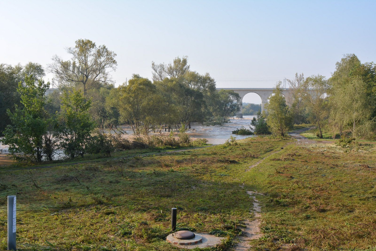 Poziom wody w Bobrze (zdjęcia wykonane około godziny 9.00)