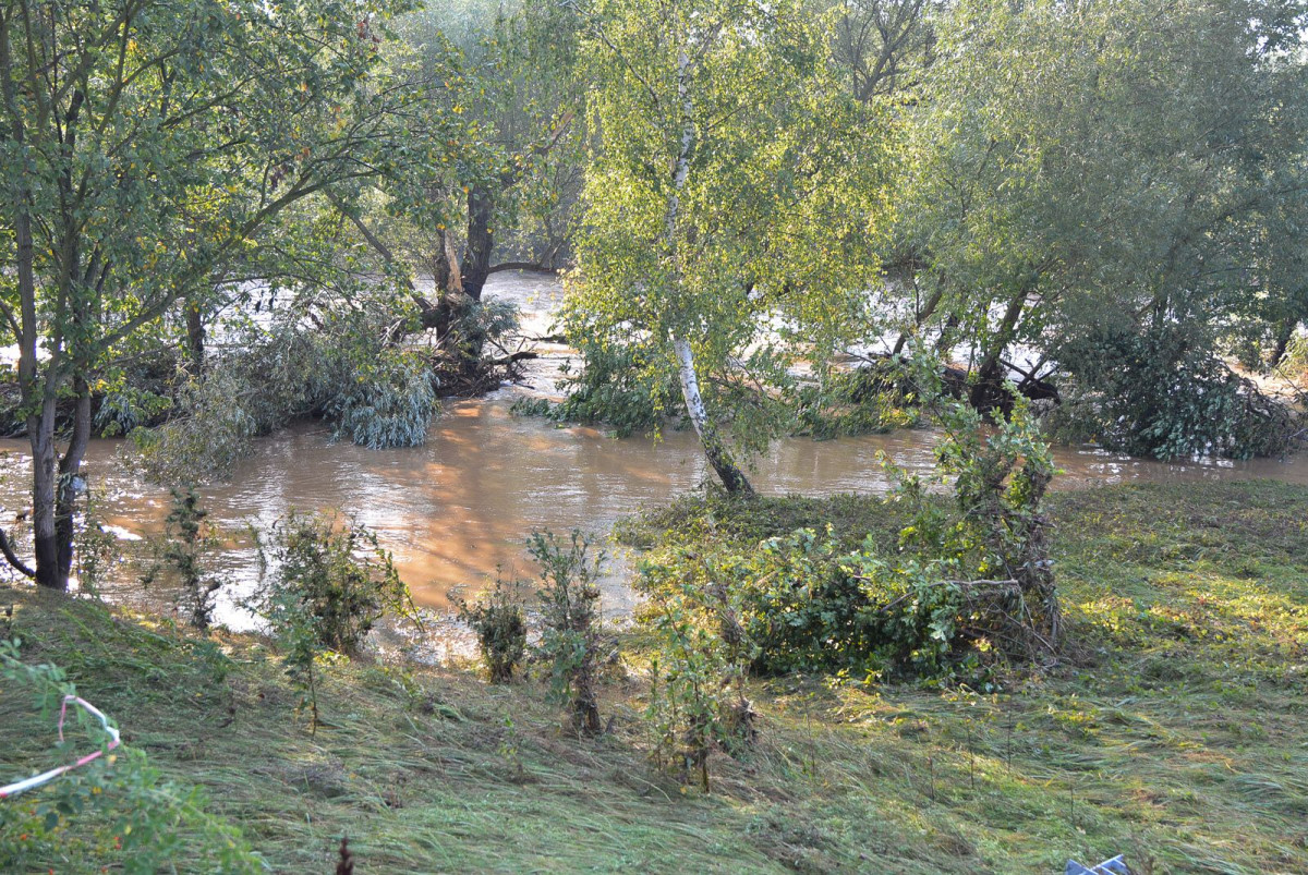 Poziom wody w Bobrze (zdjęcia wykonane około godziny 9.00)