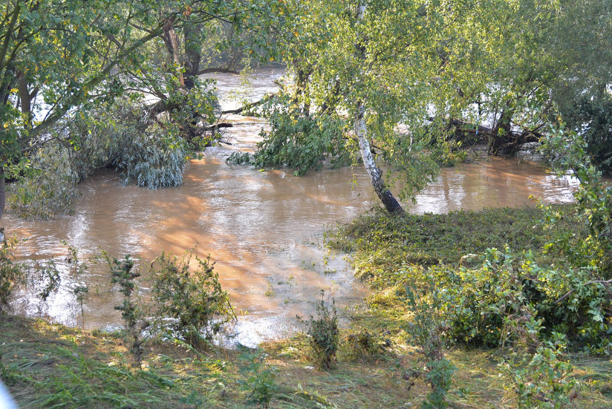Poziom wody w Bobrze (zdjęcia wykonane około godziny 9.00)