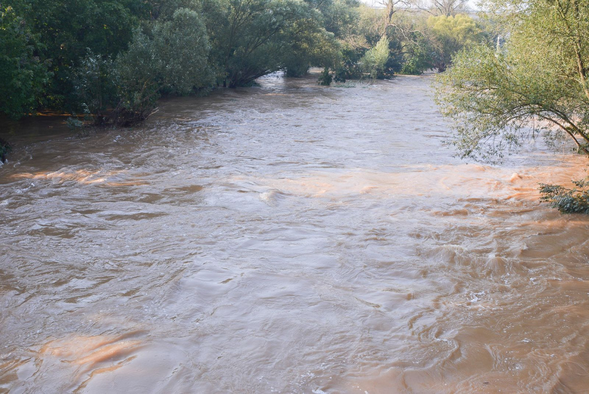 Poziom wody w Bobrze (zdjęcia wykonane około godziny 9.00)