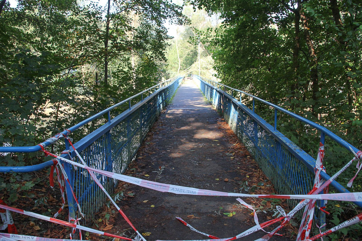 Drzewa spadły na kładkę