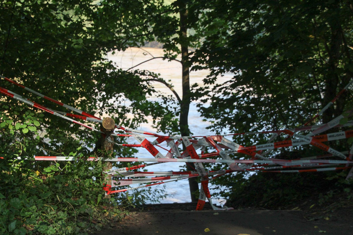 Drzewa spadły na kładkę