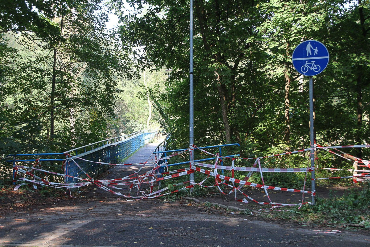 Drzewa spadły na kładkę