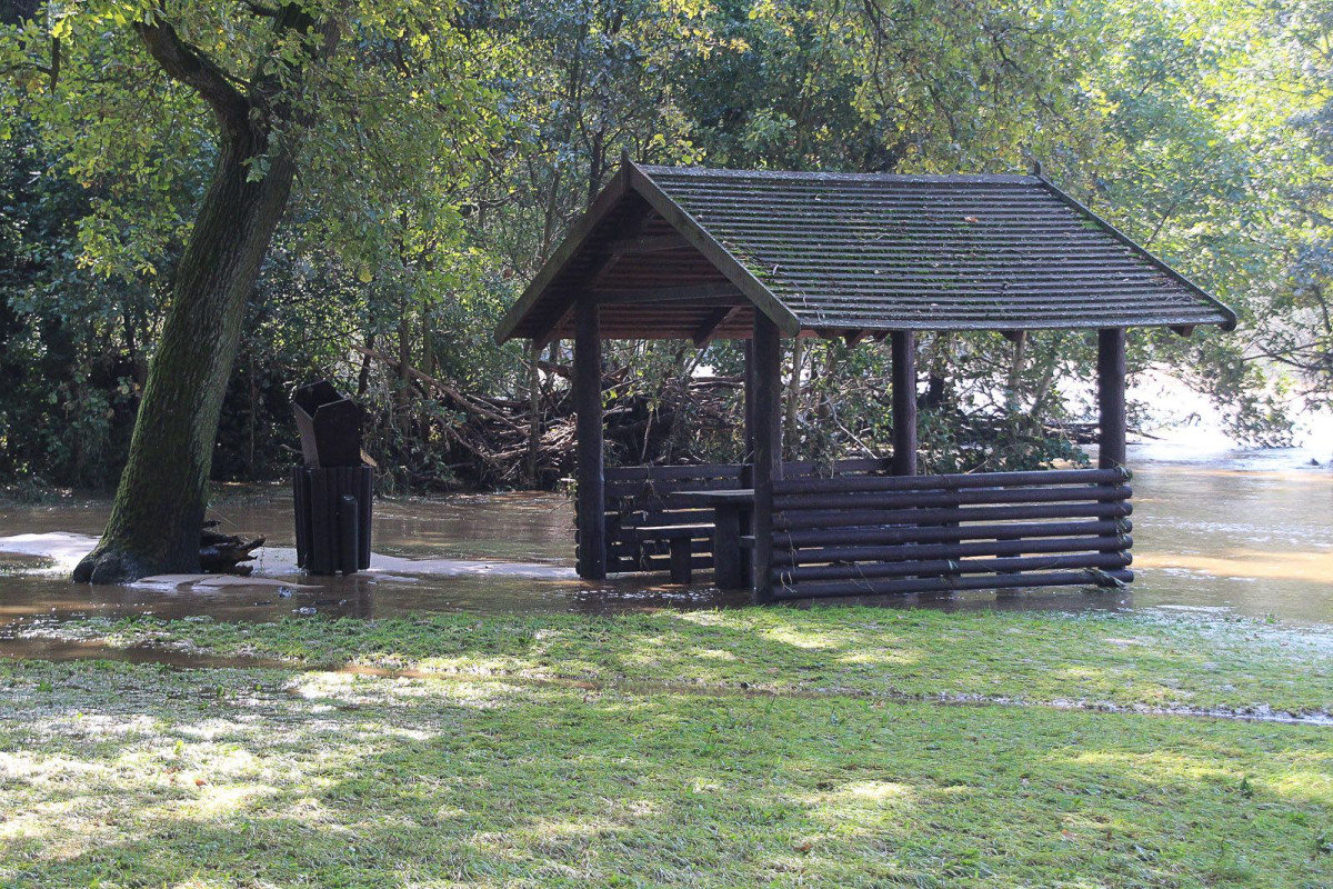Bulwar nad Bobrem po powodzi. Bóbr wraca do swojego koryta