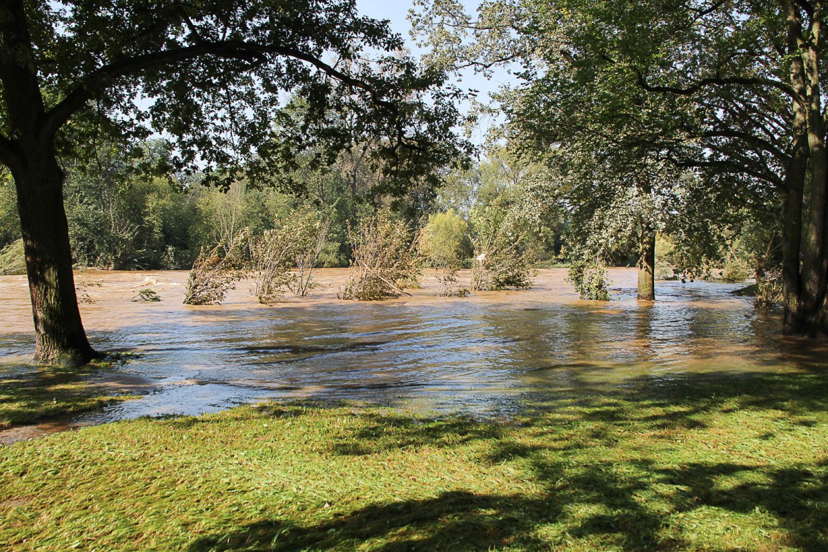 Bulwar nad Bobrem po powodzi. Bóbr wraca do swojego koryta