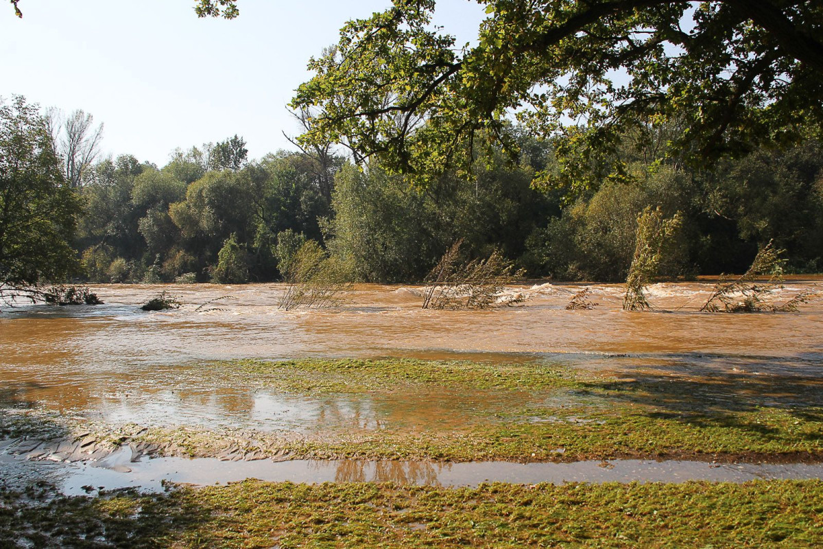 Bulwar nad Bobrem po powodzi. Bóbr wraca do swojego koryta