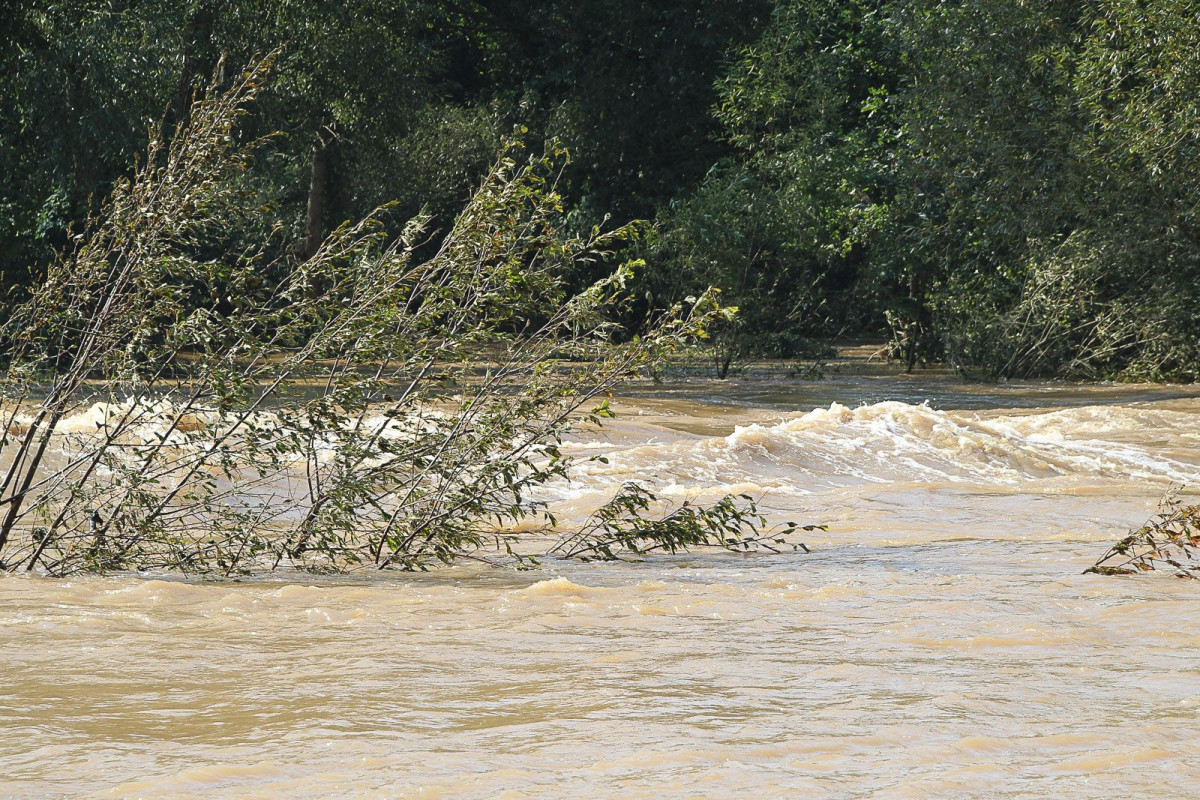 Bulwar nad Bobrem po powodzi. Bóbr wraca do swojego koryta
