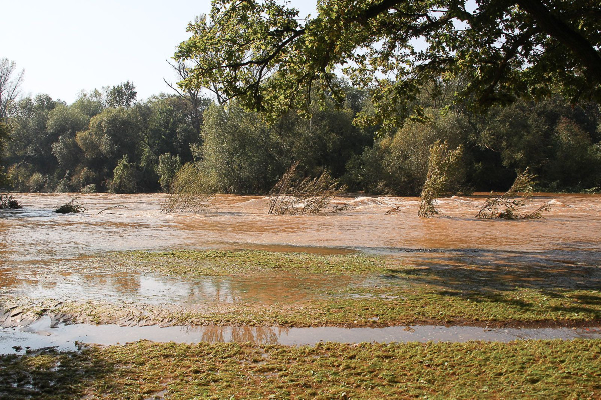 Bulwar nad Bobrem po powodzi. Bóbr wraca do swojego koryta