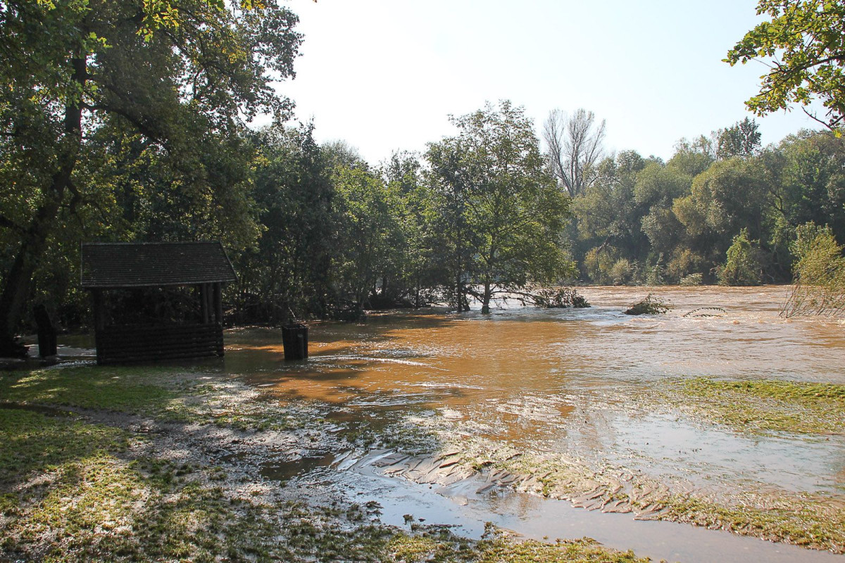 Bulwar nad Bobrem po powodzi. Bóbr wraca do swojego koryta