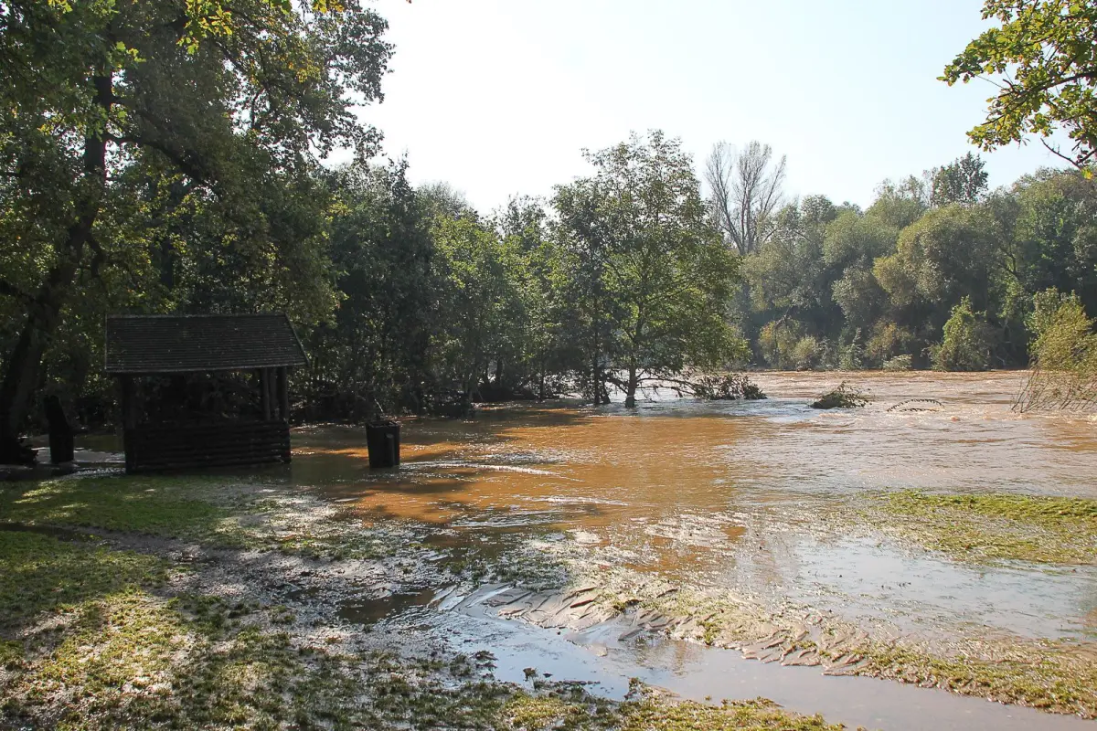 Bulwar nad Bobrem po powodzi. Bóbr wraca do swojego koryta