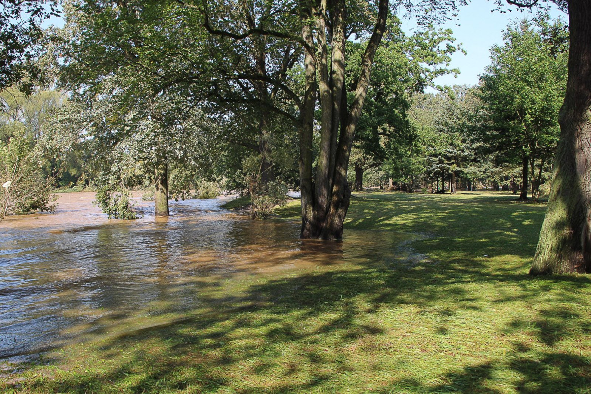 Bulwar nad Bobrem po powodzi. Bóbr wraca do swojego koryta