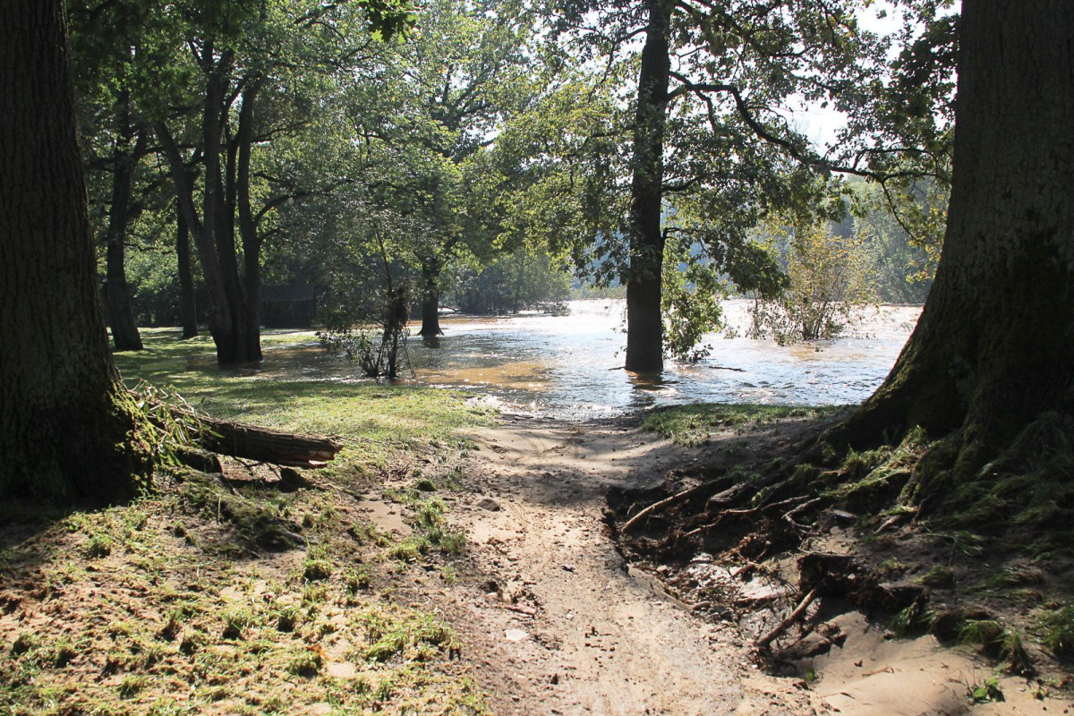 Bulwar nad Bobrem po powodzi. Bóbr wraca do swojego koryta