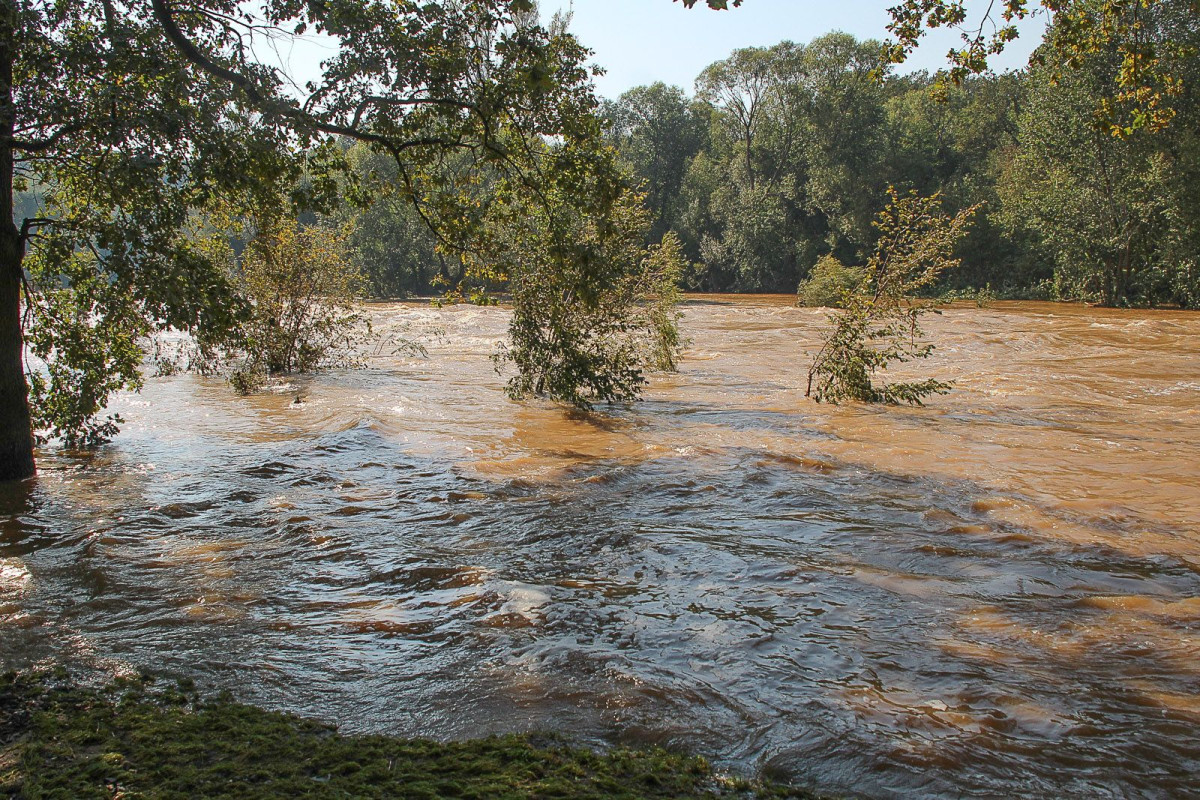 Bulwar nad Bobrem po powodzi. Bóbr wraca do swojego koryta