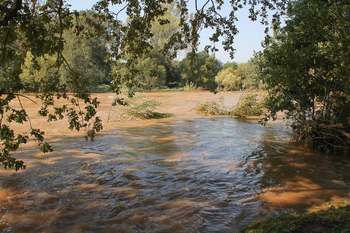 Bulwar nad Bobrem po powodzi. Bóbr wraca do swojego koryta