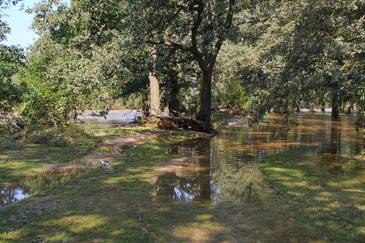 Bulwar nad Bobrem po powodzi. Bóbr wraca do swojego koryta