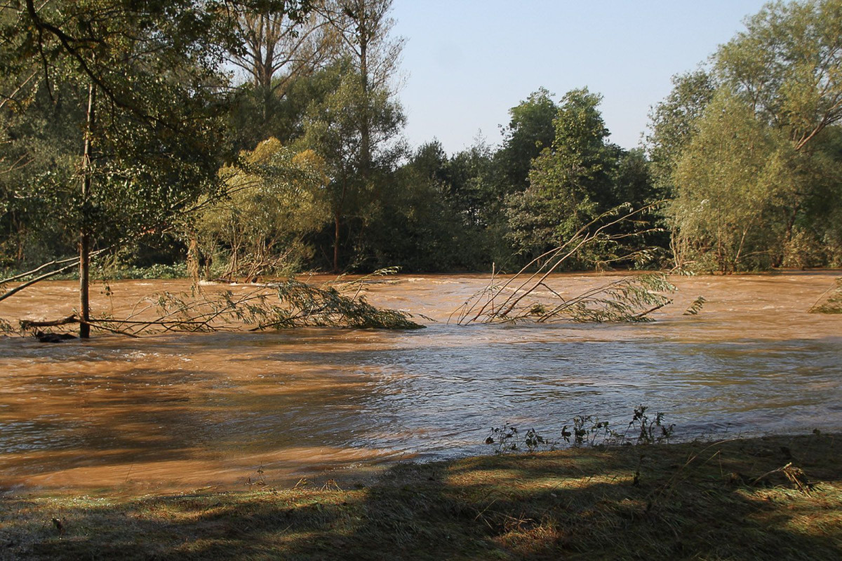 Bulwar nad Bobrem po powodzi. Bóbr wraca do swojego koryta