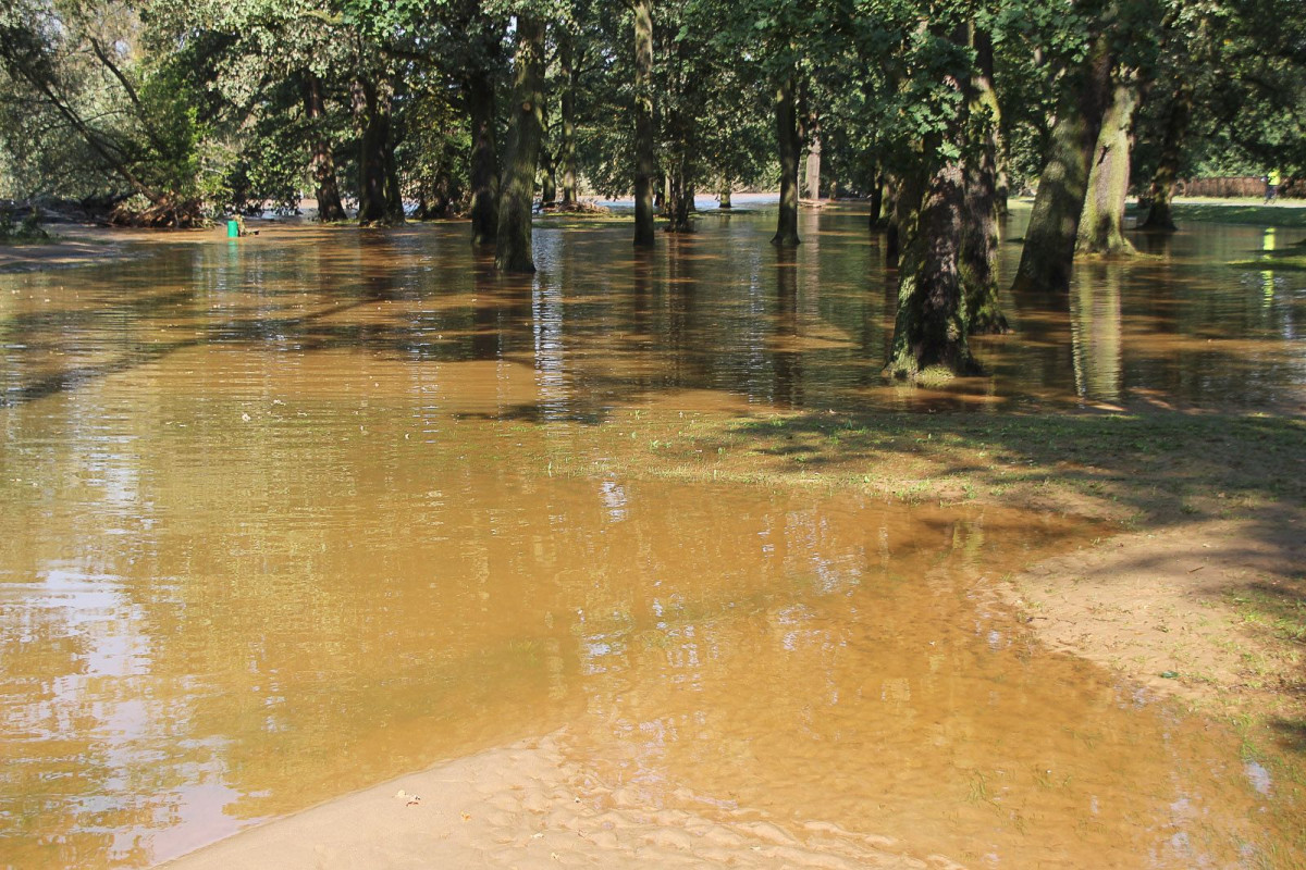 Bulwar nad Bobrem po powodzi. Bóbr wraca do swojego koryta