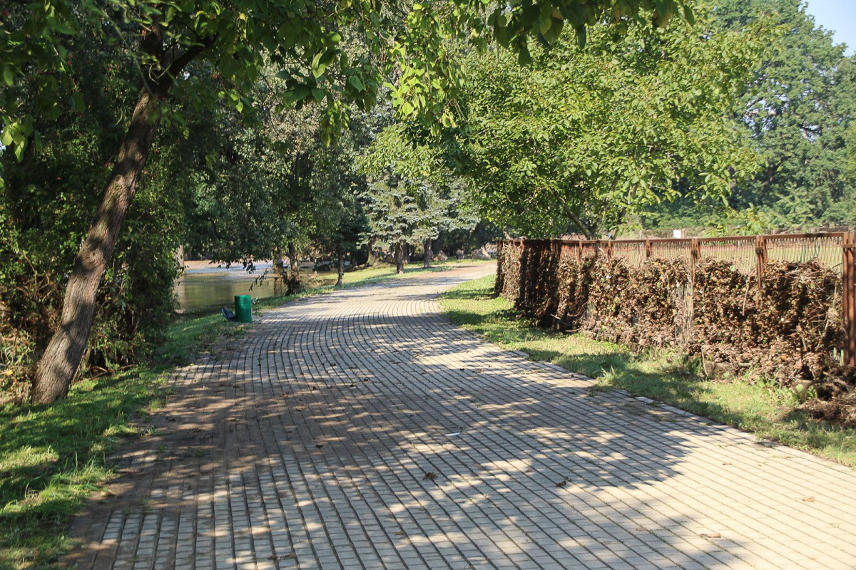 Bulwar nad Bobrem po powodzi. Bóbr wraca do swojego koryta