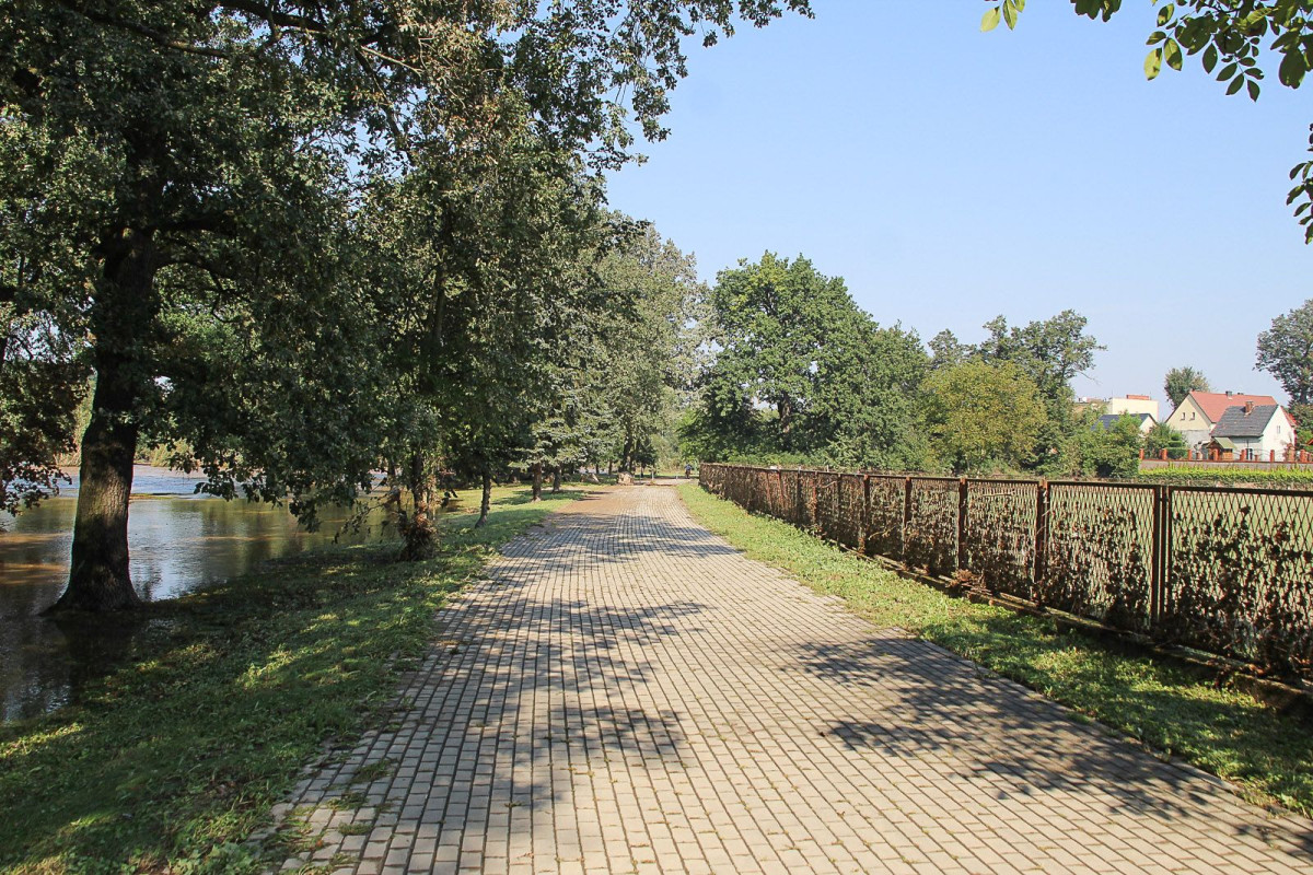 Bulwar nad Bobrem po powodzi. Bóbr wraca do swojego koryta