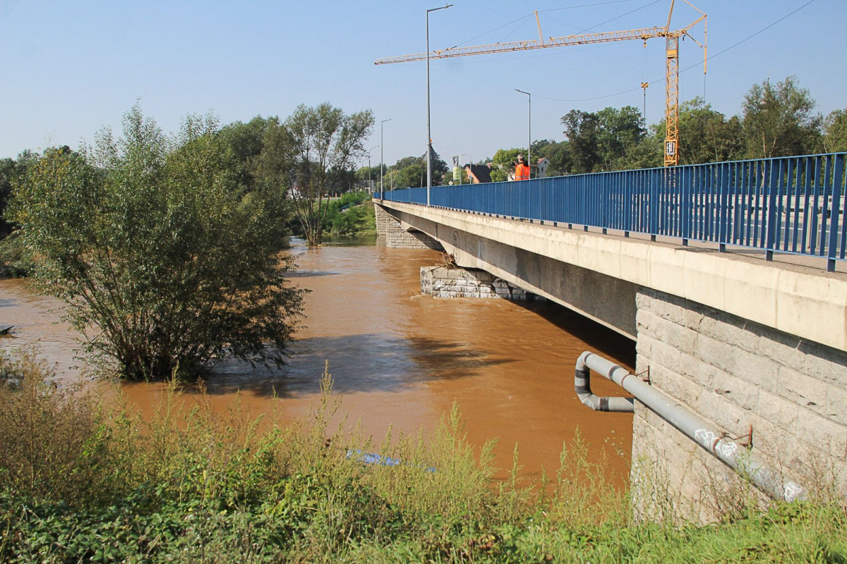 Zamknięty most przy ulicy Zgorzeleckiej w Bolesławcu